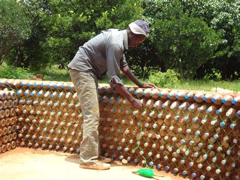 Nigeria Ecco Le Case Costruite Con Le Bottiglie Di Plastica Ambiente Bio
