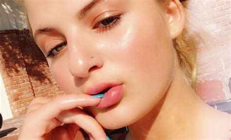 Nach einem kleinen auftritt als statistin in til schweigers film barfuss gab sie im alter von fünf jahren ihr filmdebüt im erfolgreichsten deutschen kinofilm. Emma Schweiger kontert Kritik für sexy Instagram-Bild!