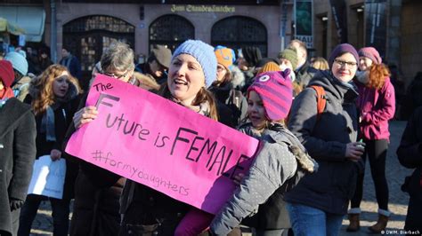 A Sea Of Pink Hats And Protest Signs At The Frankfurt Women′s March News Dw 22012017