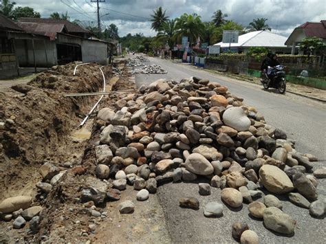 Tumpukan Material Proyek Parit Di Sorkam Ancam Keselamatan Pengguna