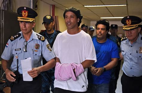 Justiça aceita pedido de prisão domiciliar e Ronaldinho deixa a cadeia no Paraguai Esporte