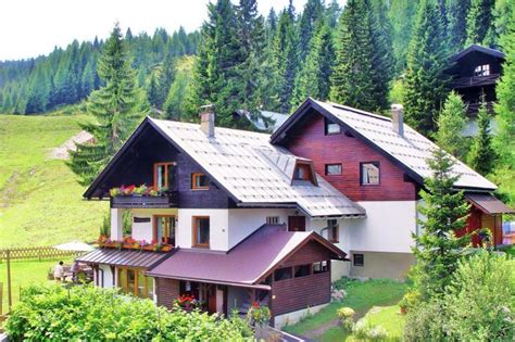 Bij drie bergpassen worden extra controles ingesteld, alle bemand door het leger. Schloss | AT-9286 | 5 pers. vakantiehuis Nassfeld ...
