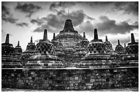 Gambar tersebut bisa anda unduh langsung, caranya silahkan klik pada gam. Gambar Candi Borobudur Hitam Putih - AR Production