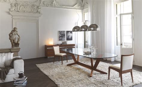 L'arredamento per soggiorni in stile classico moderno esprime eleganza e fascino prediligendo linee semplici che ben si fondono con l'inserimento di elementi decorativi di grande carattere. Varie soluzioni di arredamento classico per la casa