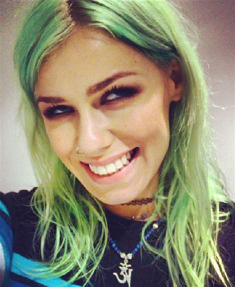 Jenna Mcdougall Wavy Green Messy Hairstyle Steal Her Style