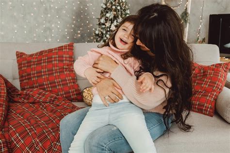 Mãe Carinhosa Rindo Abraçando Filha Criança Fofa Sorridente Família