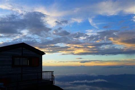 Mt Fuji Mountain Huts No Its Not That Bad ⛰ Climbing Mount Fuji From