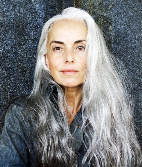 61 years old model looks incredible hår og skønhed gråt hår frisure