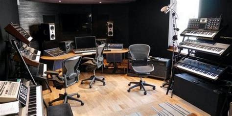 A Home Music Studio Will Get The Creative Juices Flowing 25 Photos
