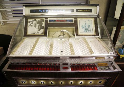 A Wurlitzer Jukebox Model 2900 1965 Including Approx 350 7 Records