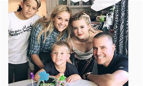 Reese Witherspoon Snaps A Family Photo Celebrating Son Tennessee S Fourth Birthday Daily Mail