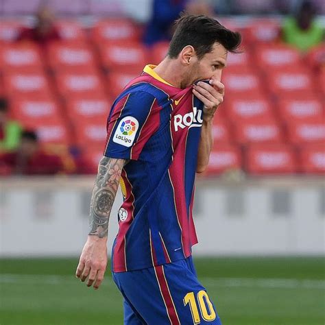 messi is willing to return to barcelona paris has yet to offer a new contract the only hurdle