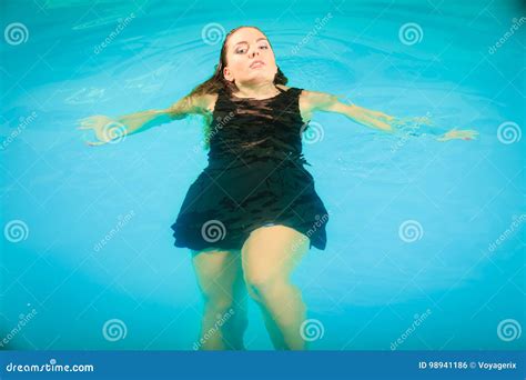 Vrouw Het Drijven Het Ontspannen In Zwembadwater Stock Foto Image Of