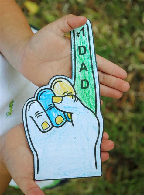You will find ideas for toddlers, preschoolers, kindergarten as well as older kids. zakka life: Kid Craft: Father's Day Card