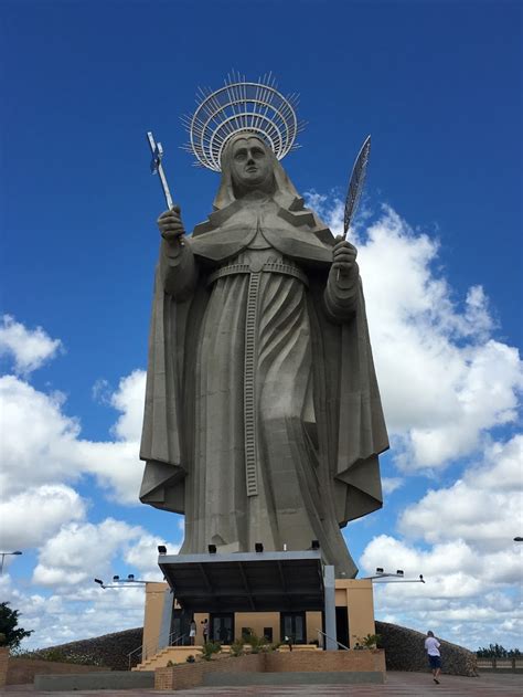 Vita, preghiere, guida al pellegrinaggio e tanto altro. Estátua gigante de Santa Rita atrai fiéis no interior do ...