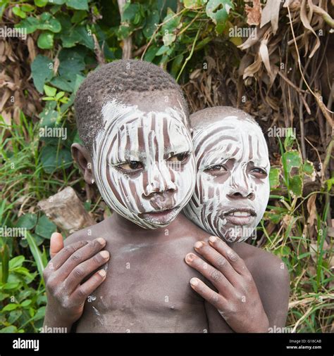 Zwei Kleine Surma Jungs Mit Körper Gemälde Kibish Omo River Valley