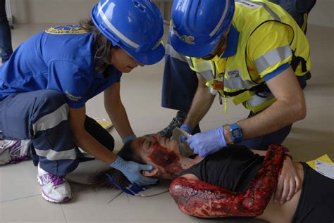 ¿cómo debemos actuar ante un terremoto? Simulacro de Terremoto en Lorca - Ambulancias de Lorca