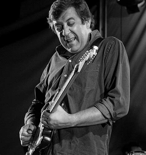 He is a composer and actor, known for jura (2006), жайме (1999) and o chico fininho (1982). TRANSATLÂNTICO: Rui Veloso com biografia da sua carreira ...