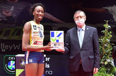 Jun 23, 2021 · standing at 1.93m, egonu can leap to a spiking height of 3.44m and was mvp at the 2019 club world championship when her imoco volley conegliano team took the title. Paola Egonu e Aleksander Sliwka gli MVP delle Super Finals ...