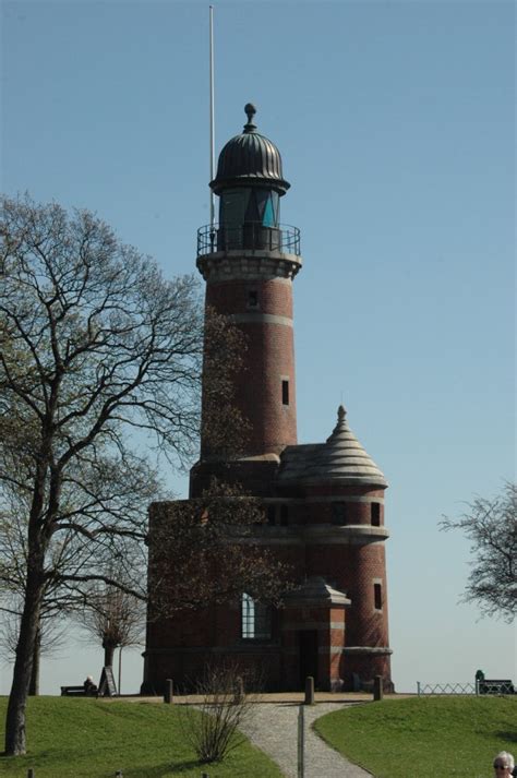 Der Alte Leuchtturm Steht An Der Schleuseneinfahrt In Kiel Holtenau