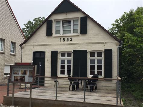 Es steht ein häuschen im wald in der wiese, es steht da schon seit ein paar hundert jahren, was kann das häuschen nicht alles noch wissen, und erzählen. Ferienhaus "Das kleine Haus", Norderney - Norbert/Griet ...