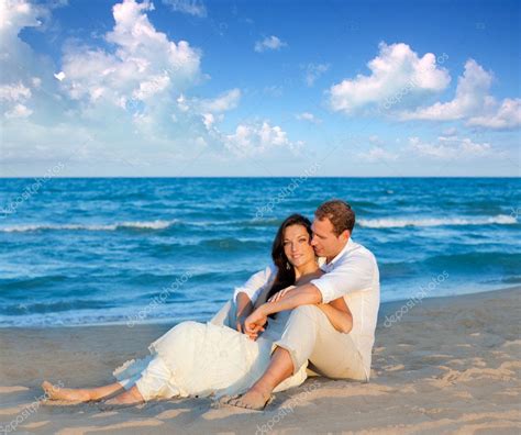 Imágenes parejas enamoradas en la playa pareja de enamorados sentados en la playa azul Foto