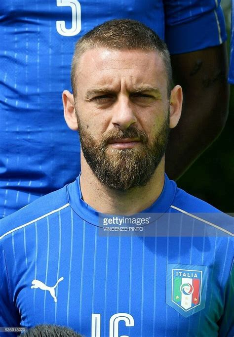 Daniele de rossi of italy smiles during the training session at the club's training ground at coverciano on november 8, 2016 in florence, italy. Pin on Daniele De Rossi
