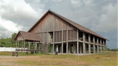 Rumah adat suku dayak kalimantan timur ini menggunakan bahan berupa kayu ulin. √ 5 Rumah Adat Kalimantan Timur (Kaltim) yang Harus Diketahui