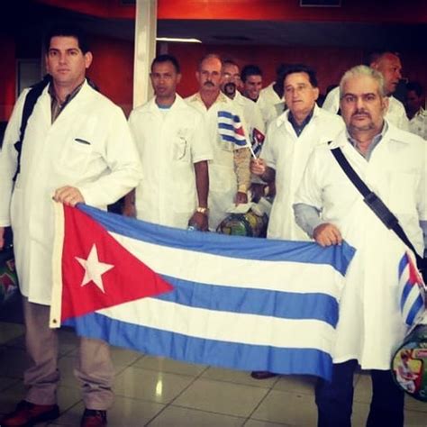 Non è più quell'angolo di mondo tutto particolare che sapeva di salsa, di tabacco lavorato a mano, di eroi della rivoluzione e di orgoglio nazionale. Atterrati oggi pomeriggio 65 medici e infermieri di #Cuba ...