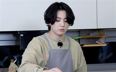 Since his first tattoo in 2019, jungkook started to supply more tattoos to his body. Mikrofon Hingga Mata Merah, Ini Makna Tato-Tato Jungkook BTS