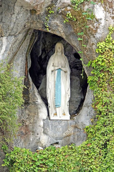 El 11 de febrero, de 1858, era el día primera aparición de la virgen de lourdes: Our Lady of Lourdes - Wikipedia
