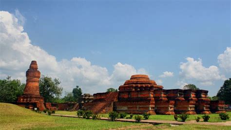 Candi muara takus berada di desa muara takus, kecamatan tiga belas koto, kabupaten kampar, provinsi riau. Muara Takus (Indonesian: Candi Muara Takus) is a Buddhist ...