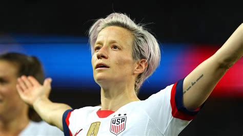 Born july 5, 1985) is an american professional soccer player who plays as a winger and captains ol reign of the national women's soccer league (nwsl). Football: l'Américaine Megan Rapinoe remporte le ballon d ...