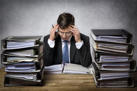 Перевод слова travail, американское и британское произношение, транскрипция, словосочетания, однокоренные слова, примеры использования. Etes-vous un bourreau de travail