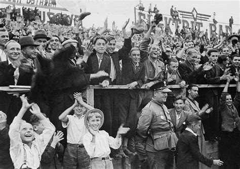 Pierwsze kluby piłkarskie na ziemiach polskich tworzono od początku xx wieku. Trybuny na meczu Polska-Węgry w dniu 27 sierpnia 1939 - e ...