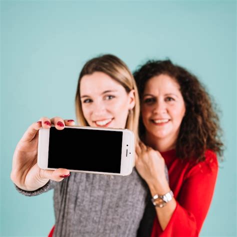 Madre Borrosa E Hija Posando Para Selfie Foto Gratis