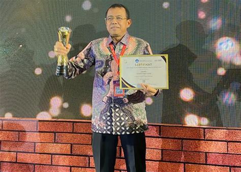 Rektor Unp Prof Ganefri Raih Anugerah Academic Leader Rektor Terbaik Se