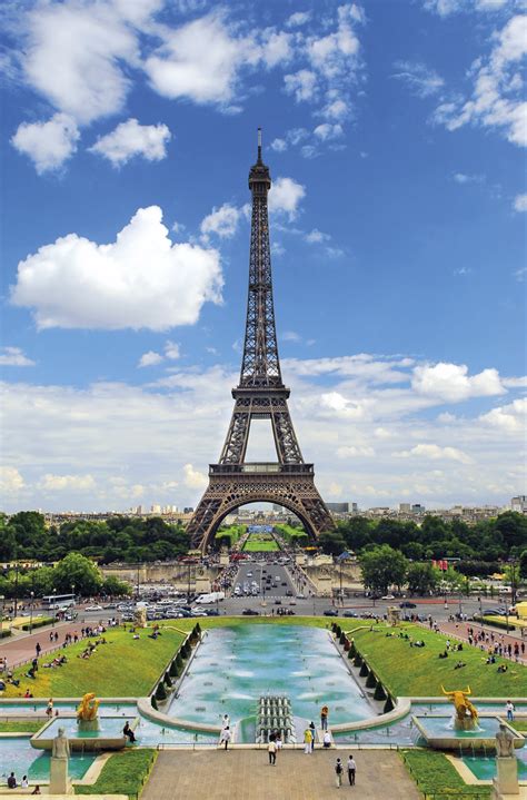 General view of torre velasca on april 2, 2012 in milan, italy. Ayer y hoy: La torre Eiffel de París