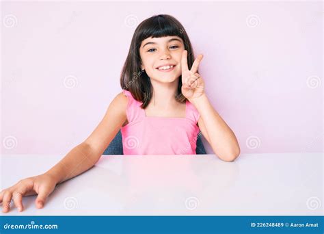Jong Meisje Met Bang Handtele Kleren Aan De Tafel Die Glimlachen Met