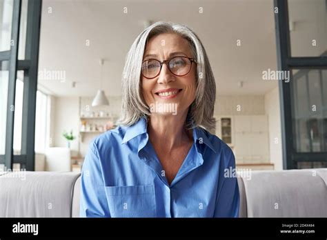 femme mûre souriante regardant la caméra webcam tête de vue photo stock alamy