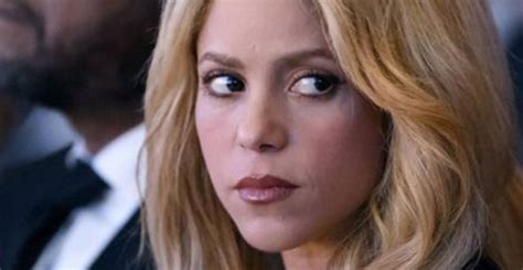 Shakira Rompi El Acuerdo Con Gerard Piqu L Se Bes En P Blico Y Se
