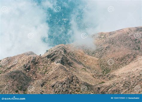 Escala Bonita Do Pico De Montanha Com Nuvem E Rochas Imagem De Stock