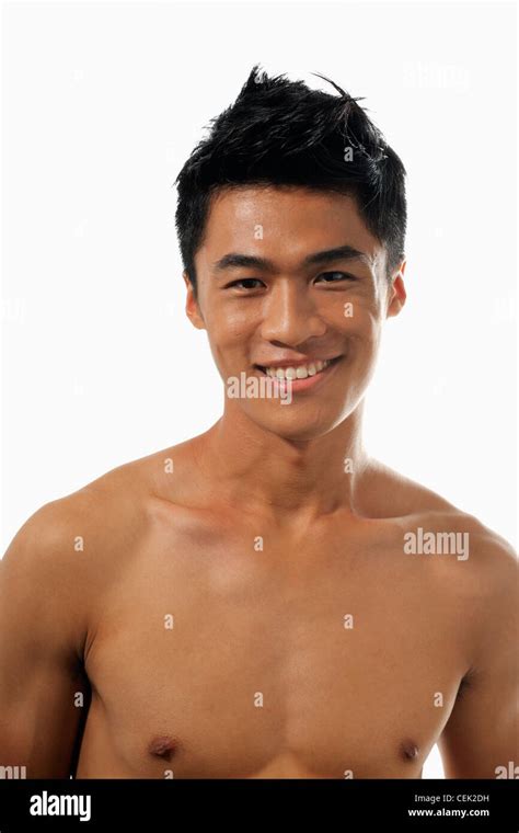 Junger Nackter Oberkörper Mann Lächelnd Stockfotografie Alamy