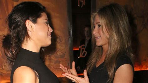 jennifer aniston s been quizzing selena gomez after those justin theroux dating capital