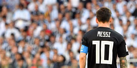 Nein, wenns nach mir geht würde martin blumenau aber auch nicht über fußball schreiben dürfen, aber der hat wohl bei einem sender wie fm4 sowas wie einen geschützten arbeitsplatz. Willkommen im WM-Alltag: strauchelnde Favoriten und ...