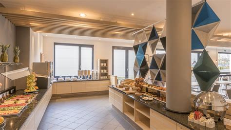 24hr reception , access for people with reduced mobility, accommodation accessible via lift and/or stairs, air conditioning, bar, bathroom, business centre, carpet, complimentary toiletries, designated smoking area "Restaurant" Holiday Inn Express München - Messe ...