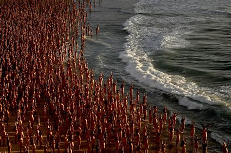 Miles De Personas Se Desnudan En Una Playa Australiana Para Generar Conciencia Sobre El C Ncer