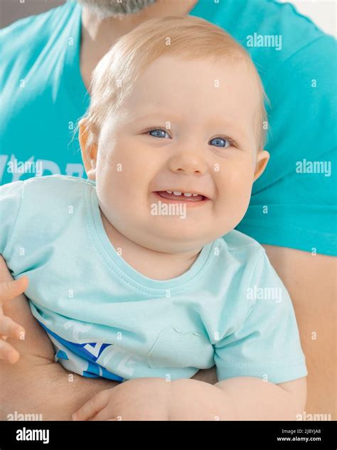 Niño Sonriente De Ojos Azules Fotografías E Imágenes De Alta Resolución