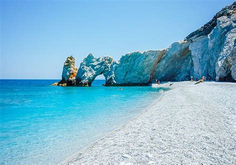 Santorini ist eine insel mit regem fährverkehr. 15 griechische Inseln für einen unvergesslichen ...