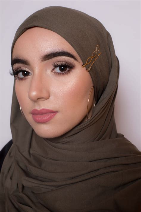 For various reasons, such as religion, family traditions, personal choices, muslim women put on clothes that completely hide the fact that according to sharia law it is forbidden to expose. accessoire hijab pour femme musulmane